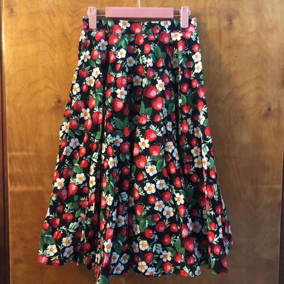 X-Small NWT Retro Rockabilly Strawberry Circle Skirt by Hell Bunny *Pockets!* - Picture 4 of 6
